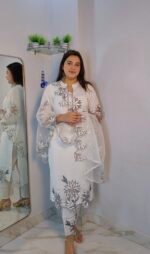 Elegant white petal set