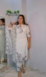 Elegant white petal set - Image 4